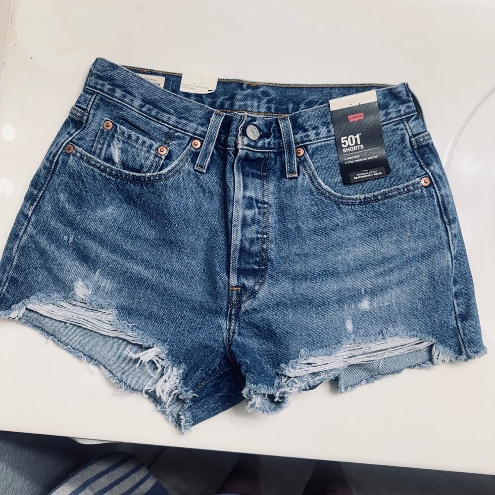 NWT Levis 501 Original High Rise Distressed Denim Shorts Womens 28 Medium Wash
